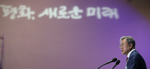 평양에서 남북정상회담을 마치고 돌아온 문재인 대통령이 20일 오후 서울 동대문디자인프라자(DDP)에 마련된 메인프레스센터를 방문, 취재진에게 회담 결과를 설명하고 질문에 답하고 있다. 연합뉴스